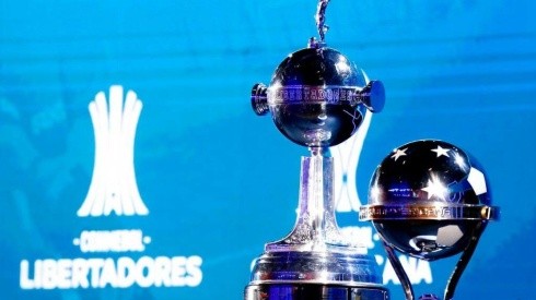 Trofeos de Copa Libertadores y Sudamericana.