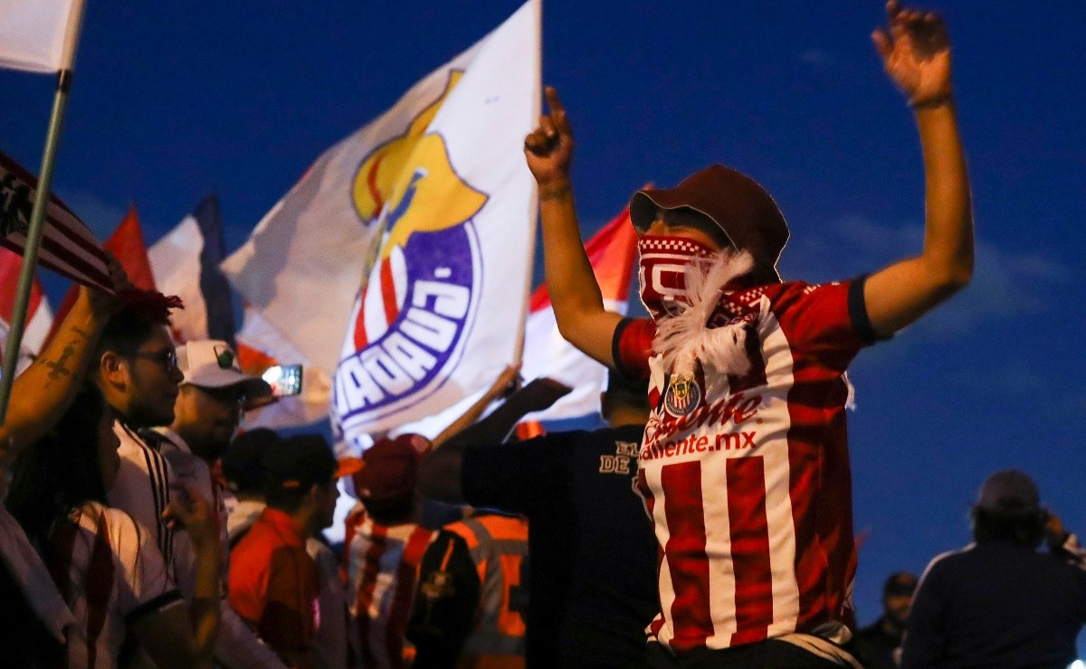 ¡JUNTOS EN EL CLÁSICO! Afición de Chivas preparó espectacular