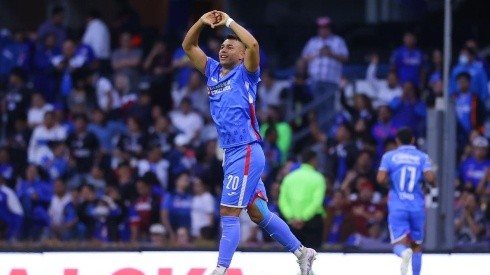Iván Morales celebra su segundo gol con Cruz Azul