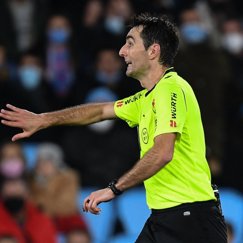 ¿Quién es Burgos Bengoetxea, el arbitro de "El Clásico" entre Barcelona y Real Madrid?