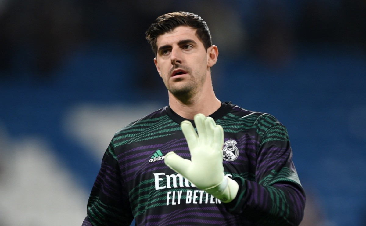 Thibaut Courtois incredibly 'surrenders' La Liga to Barcelona