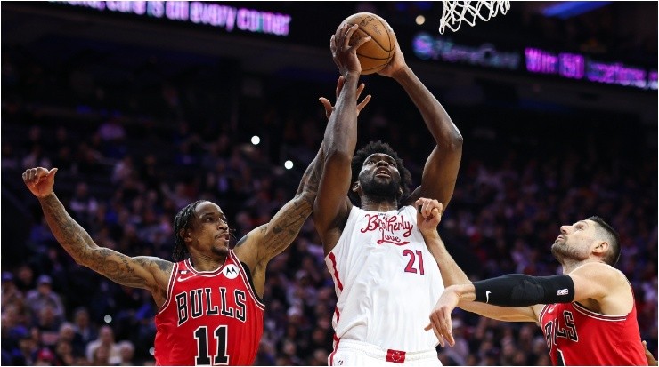 Embiid lucha ante los Bulls. (Getty Images)
