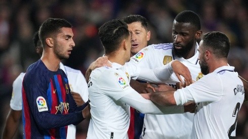 Real Madrid and Barcelona players fighting