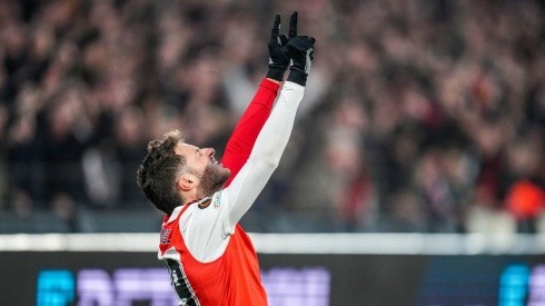Santiago Giménez en un partido con el Feyenoord