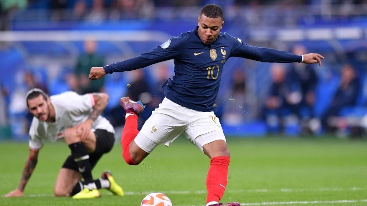 Mbappé en acción con Francia.