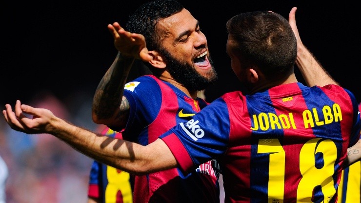 Jordi Alba junto a Dani Alves en la época que fueron compañeros en el FC Barcelona.