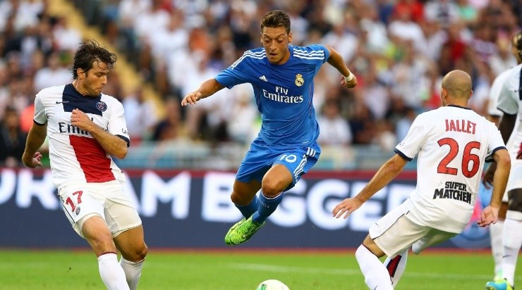 Mesut Oezil (C) of Real Madrid and Christophe Jalle (R) and Maxwell (L) of PSG battle for the ball during the pre season friendly match between Real Madrid and Paris Saint-Germain at Ullevi on July 27, 2013 in Gothenburg, Sweden. (Photo by Martin Rose/Getty Images)