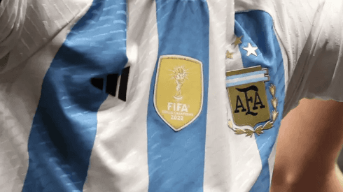 Argentina jugará su primer partido con el parche de campeón mundial.