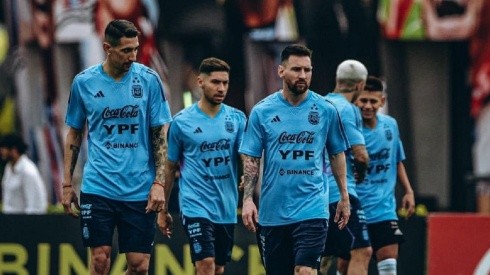 Echeverri junto a los cracks de la Selección Argentina.