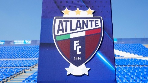 El escudo del Atlante presume sus tres títulos de liga en primera división.