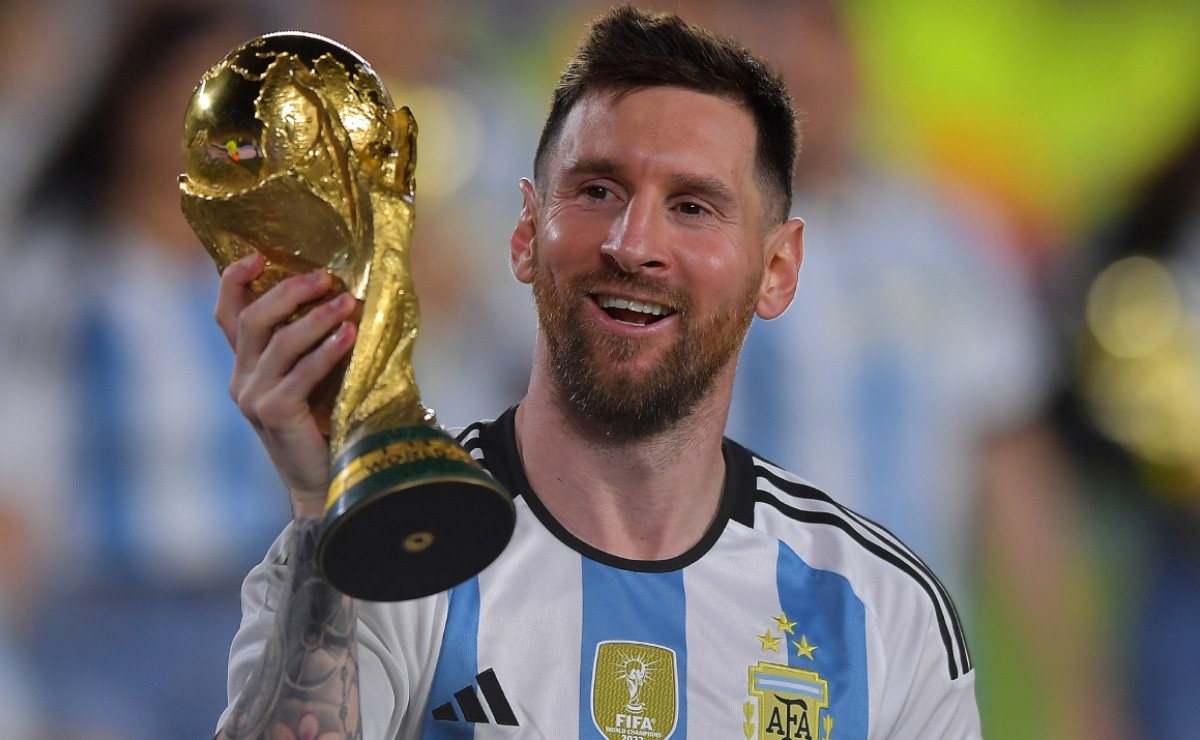 Messi Lifts World Cup Trophy In Front Of An Impressive Crowd In