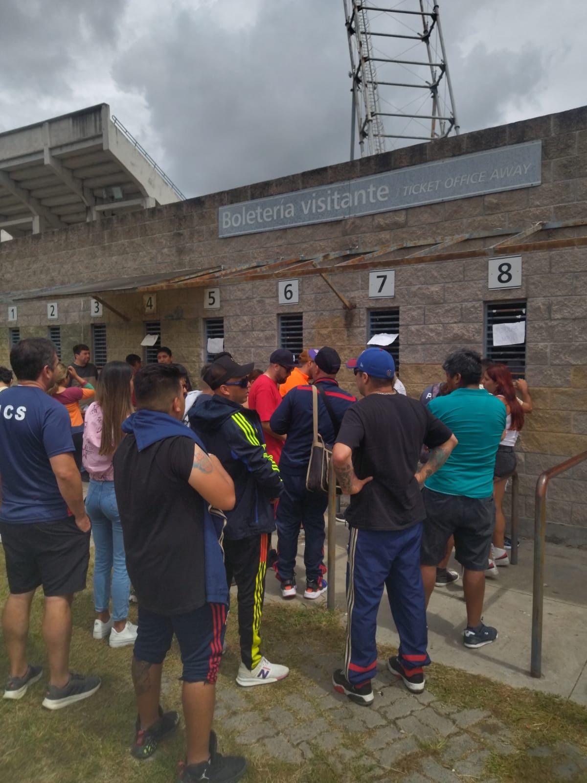 Los hinchas de la U recogiendo sus entradas | Foto: Cristián Fajardo - Bolavip 