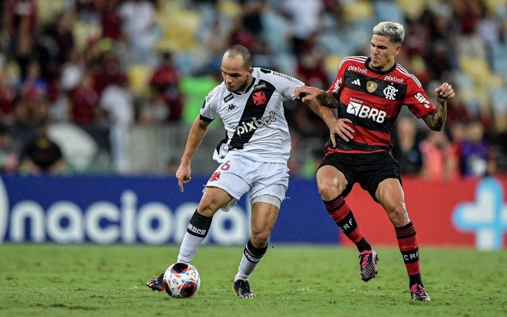 Thiago Ribeiro/AGIF -  Rodrigo jogador do Vasco disputa lance com Pedro jogador do Flamengo durante partida no estádio Maracanã