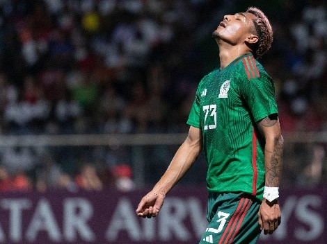 Ricardo Peláez se lanza contra jugadores de la selección mexicana de Diego Cocca