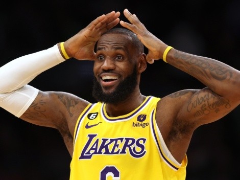 LeBron James officially comes back with Lakers against Chicago Bulls