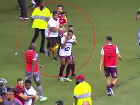 Un hombre con una niña en brazos protagonizó brutal pelea en estadio de Brasil