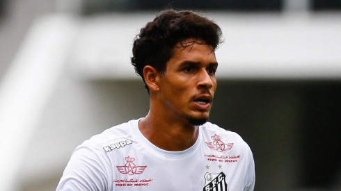 Lucas Veríssimo durante treino do Santos na Vila Belmiro. Foto: Ricardo Saibun/AGIF