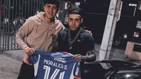 El jugador y el artista con la camiseta de Universidad de Chile.