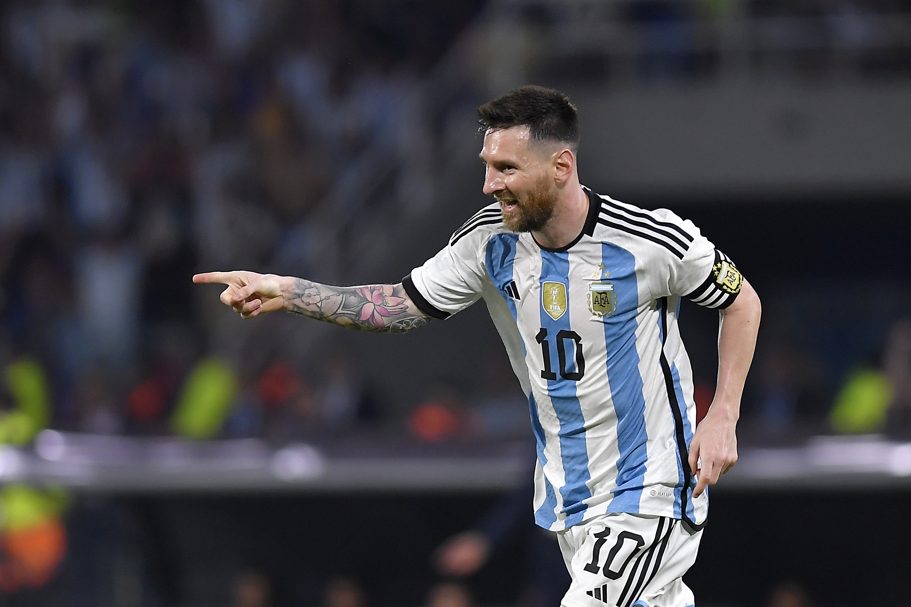 VIDEO | ¡Derechazo récord! Messi clavó un golazo y llegó a su tanto número 100 en la Selección