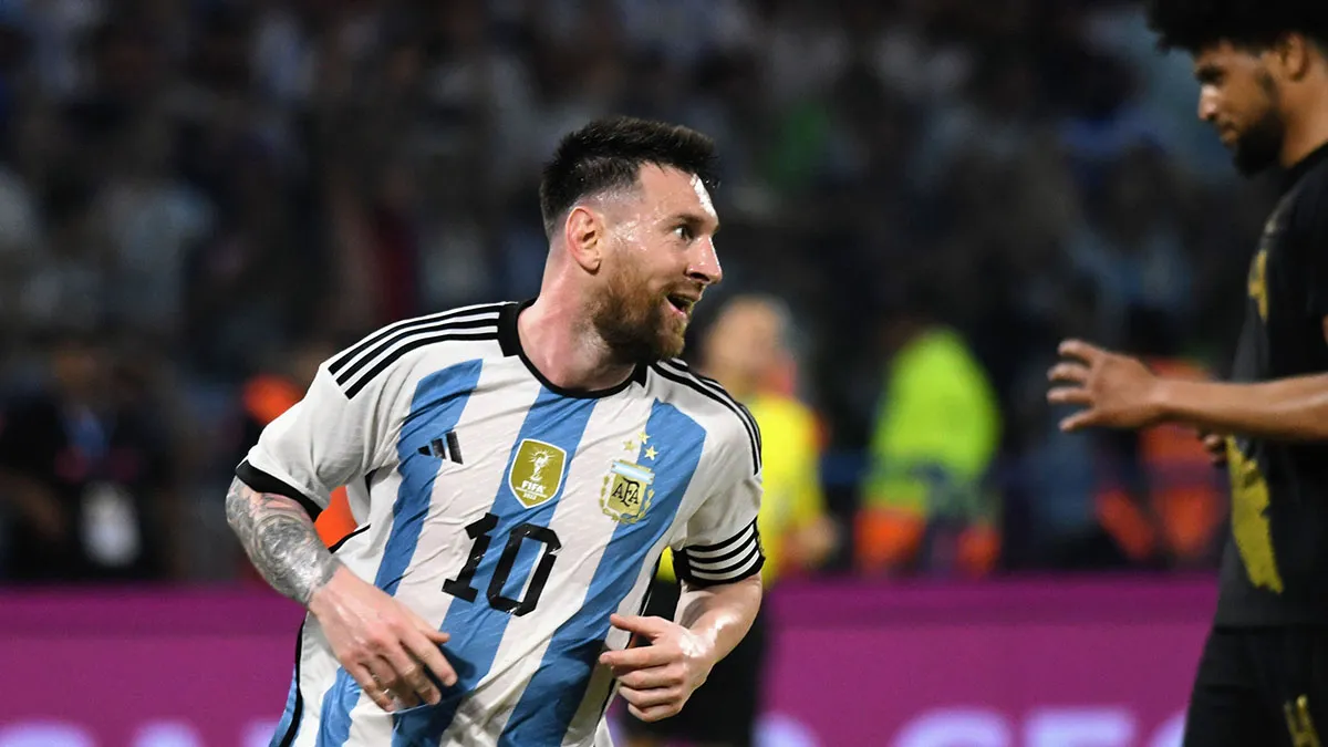 Messi celebra llegar a los 102 goles con Argentina