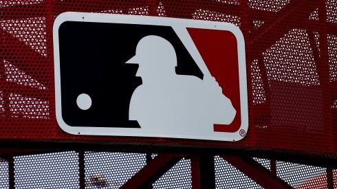 Logo de MLB en el Angel Stadium de Anaheim