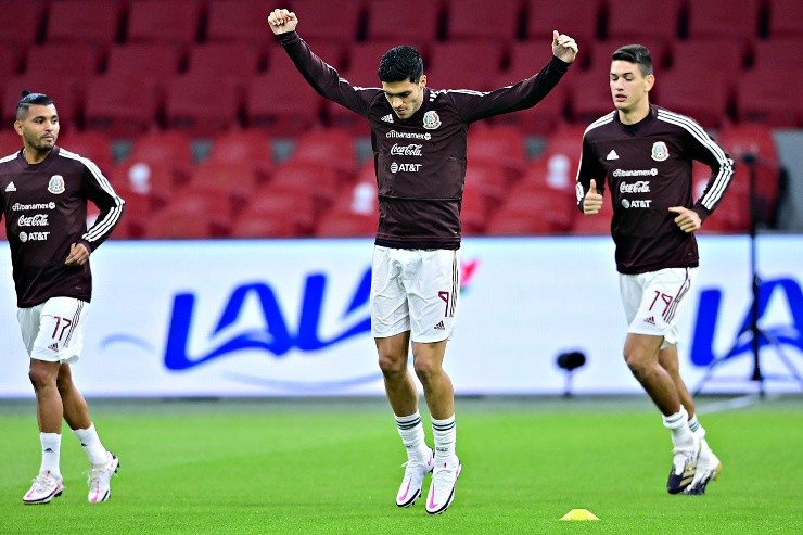 ¿Serán Montes y Raúl Jiménez compañeros en la Premier League? (Imago7)