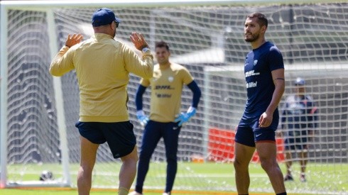 Antonio Mohamed y Nicolás Freire durante un entrenamiento.