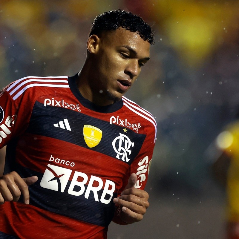 Bruno Henrique of Flamengo heads the ball against Erik Castillo of News  Photo - Getty Images