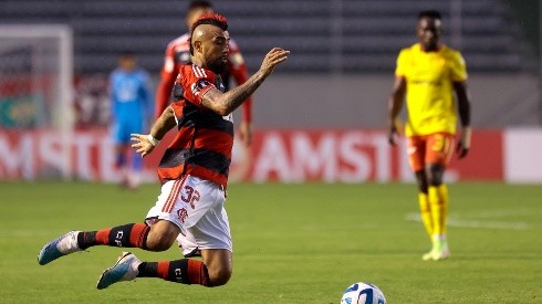 Vidal fue titular en la sorpresiva derrota de Flamengo ante Aucas