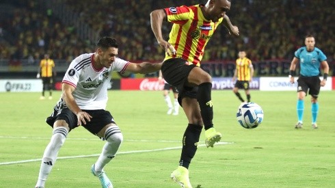 González disputando un balón con un atacante de Pereira.
