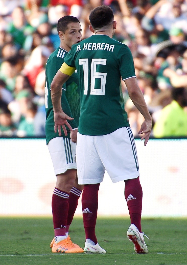 Herrera y Chicharito, juntos en la Selección Mexicana (Getty Images)