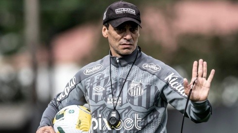 Foto: (Ivan Storti/Santos FC) - Fabián Bustos treinou o Santos por alguns meses em 2022 e entrou na Justiça contra o Peixe