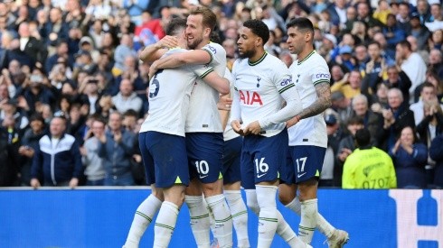El abrazo a Harry Kane por el gol del triunfo de Tottenham.