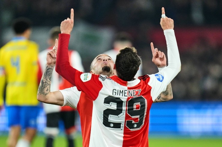 Santi Giménez lleva seis partidos consecutivos marcando (IMAGO)