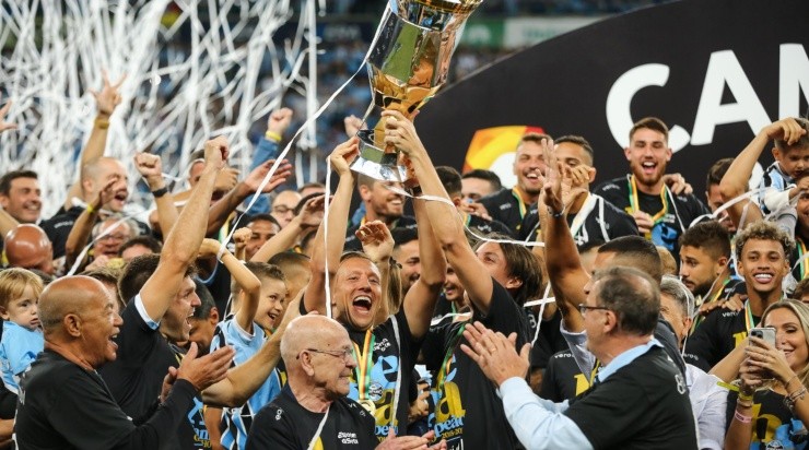 Foto: Pedro H. Tesch/AGIF - Lucas Leiva participou da comemoração do título do Grêmio.