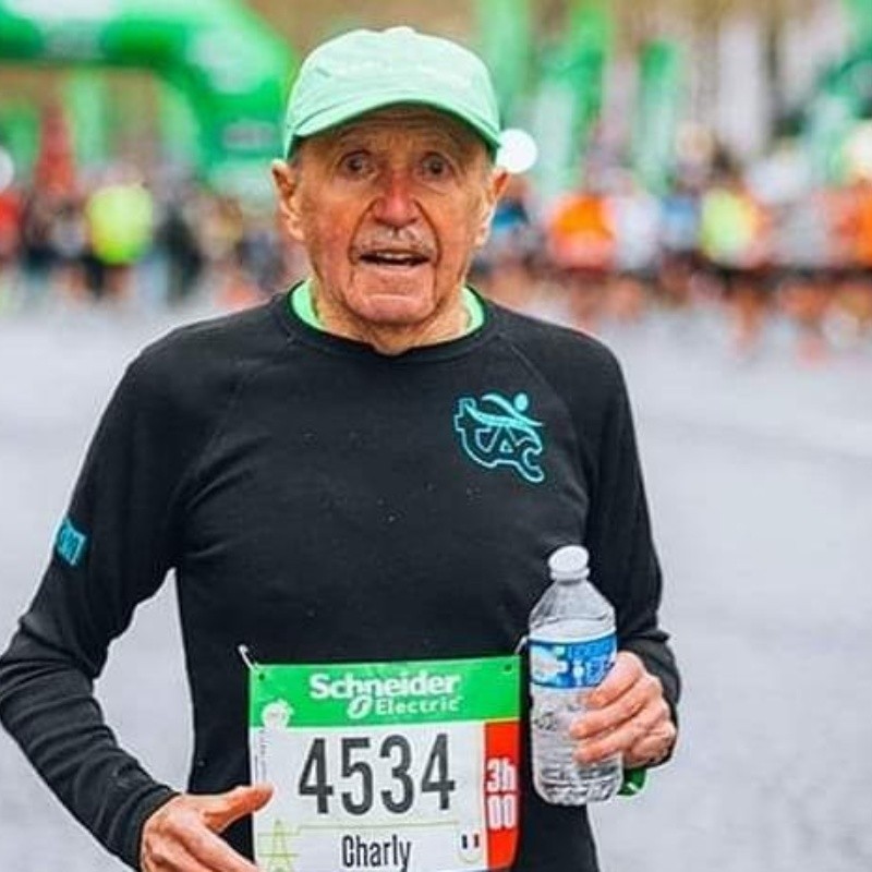 Un hombre de 93 y una mujer de 83, las estrellas del maratón de París