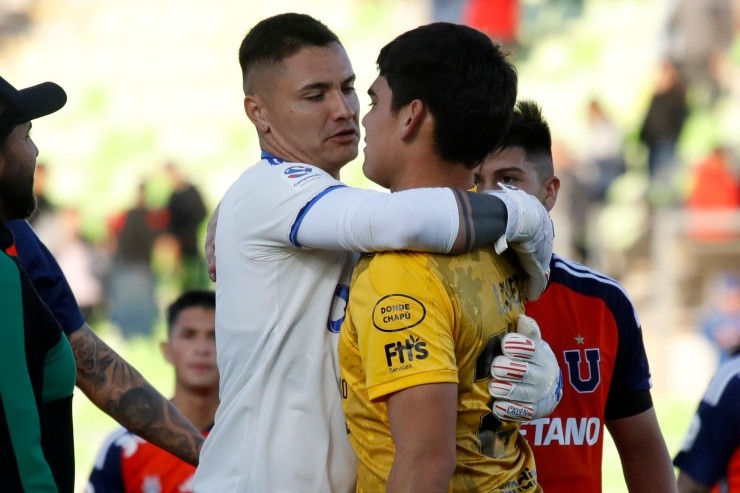 López recibió el apoyo de los jugadores de la U | Foto: Photosport 