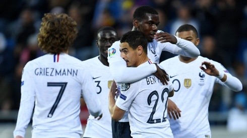 El abrazo de Pogba con Ben Yedder durante sus pasos por la selección de Francia.