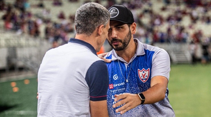 Foto: Lucas Emanuel/AGIF - Vojvoda cumprimentando o treinador do Águia de Marabá.