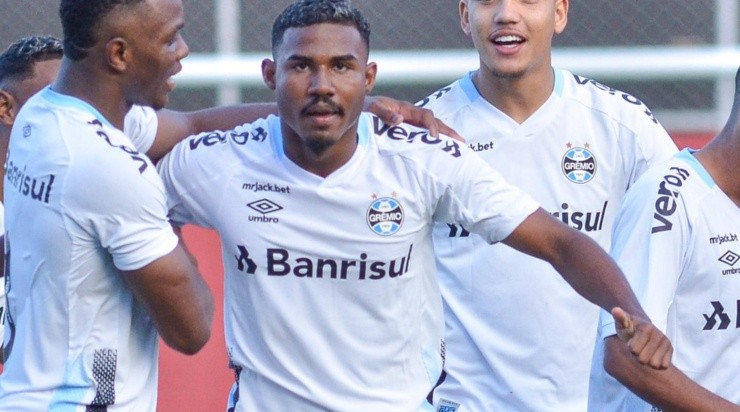 Foto: Jhony Pinho/AGIF - Cuiabano vai ganhando espaço com Renato.