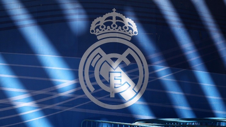 Escudo de Real Madrid a las afueras del Santiago Bernabéu.