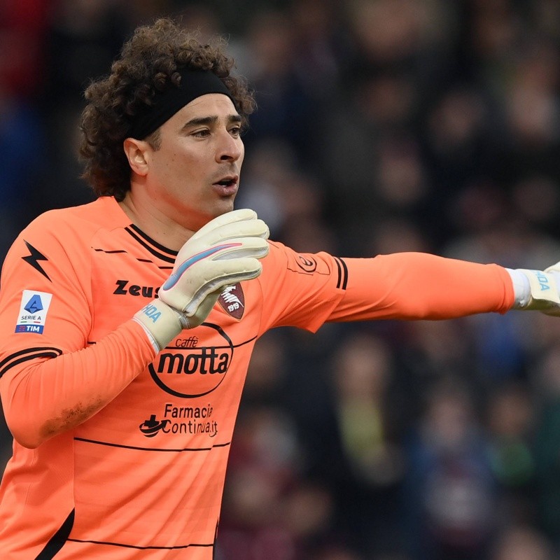 El increíble gesto de dos aficionados con Guillermo Ochoa