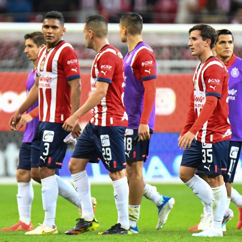 ¿Renovación? El futbolista MÁS POLÉMICO de Chivas finalizaría contrato