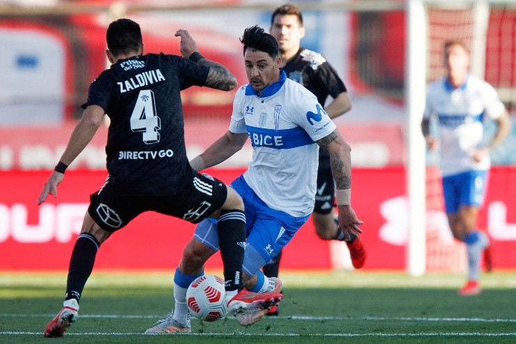 Zaldivia disputando el clásico con la camiseta de Colo Colo | Foto: Photosport 