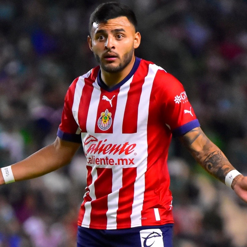 ¡CUIDADO! Así fue el pelotazo de Alexis Vega a un aficionado en León vs. Chivas