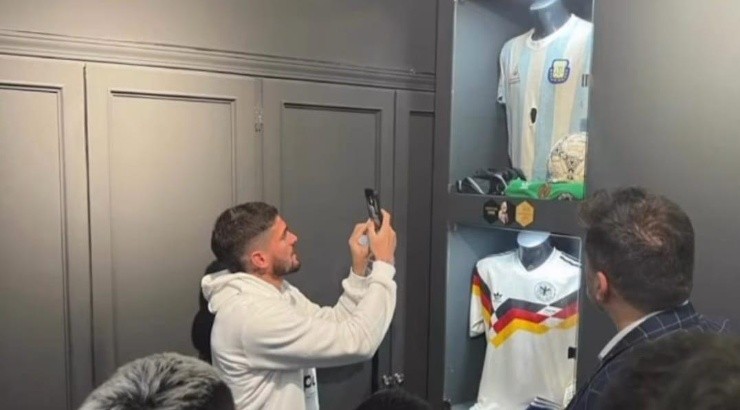 Rodrigo De Paul junto a la camiseta del Tata Brown. Foto: Instagram de Marcelo Ordás