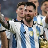 Lionel Messi generously gifted his World Cup-winning teammate one of his individual honors