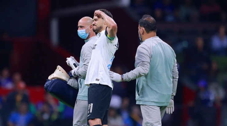 Henry, con los médicos tras el gol. (JAM Media)
