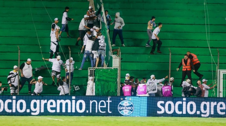 Foto: Luiz Erbes/AGIF - Partida ficou marcada pela briga entre torcedores