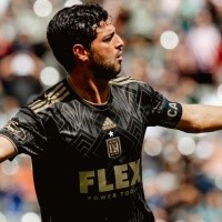 El reconocimiento de MLS a Carlos Vela tras vencer a Chicharito y LA Galaxy